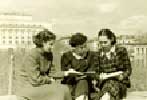 Три подружки перед экзаменами на фоне КГТОиБ им.М.Джалиля